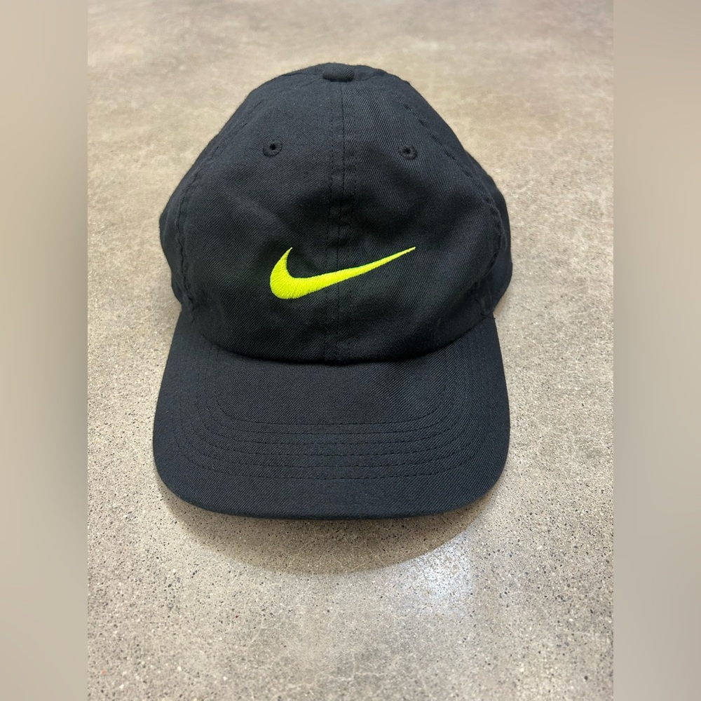 Nike Dri-FIT Heritage 86 Cap – Black/Neon Yellow Swoosh